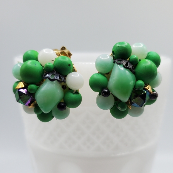 Vintage Hong Kong green clip on earrings beaded glow ? 50's exc cond vtg pinup - Picture 2 of 8